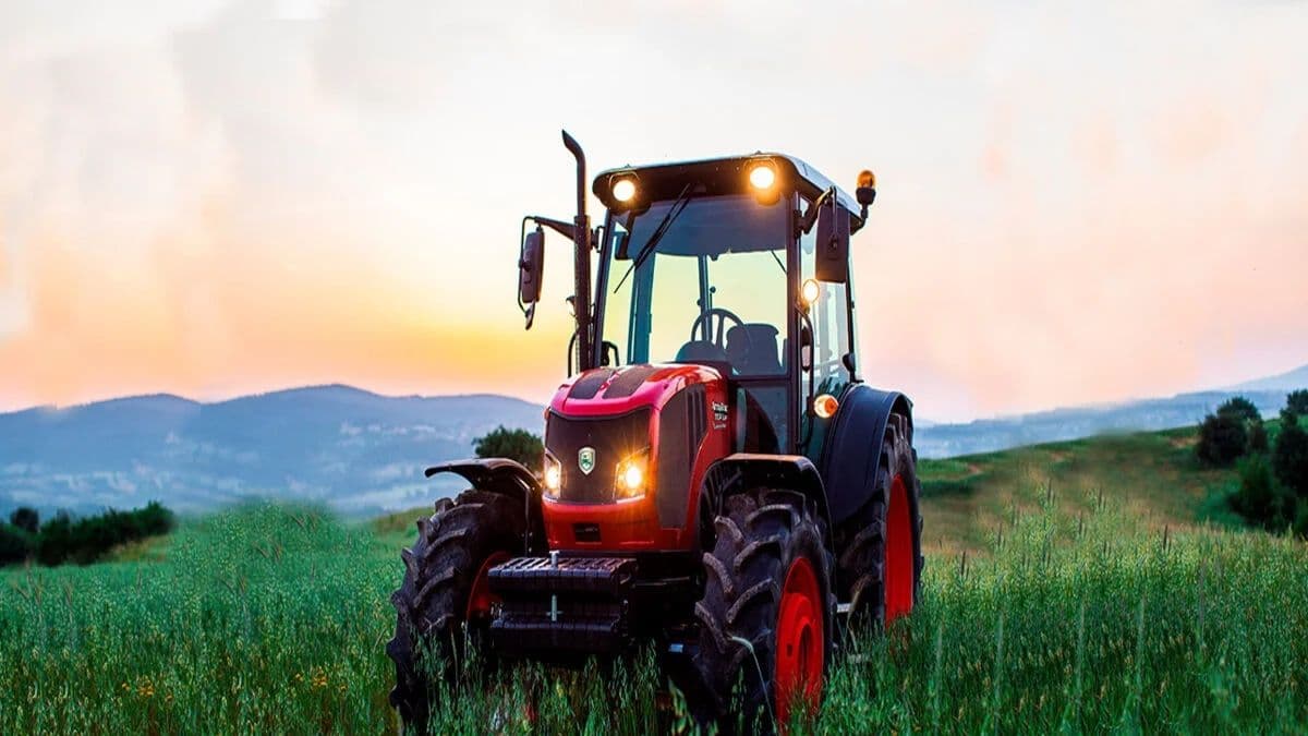 Tractor sales growth will be half to 4-6 per cent and operating profit margins will improve. JOHN_DEERE_8f365cdedc.jpg