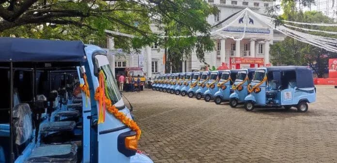पियाजियो इंडिया ने वित्तीय वर्ष 2022 में 10,000 से अधिक ईवी वितरित करके एक मील का पत्थर हासिल किया। Piaggio_India_e3a7294b26.webp