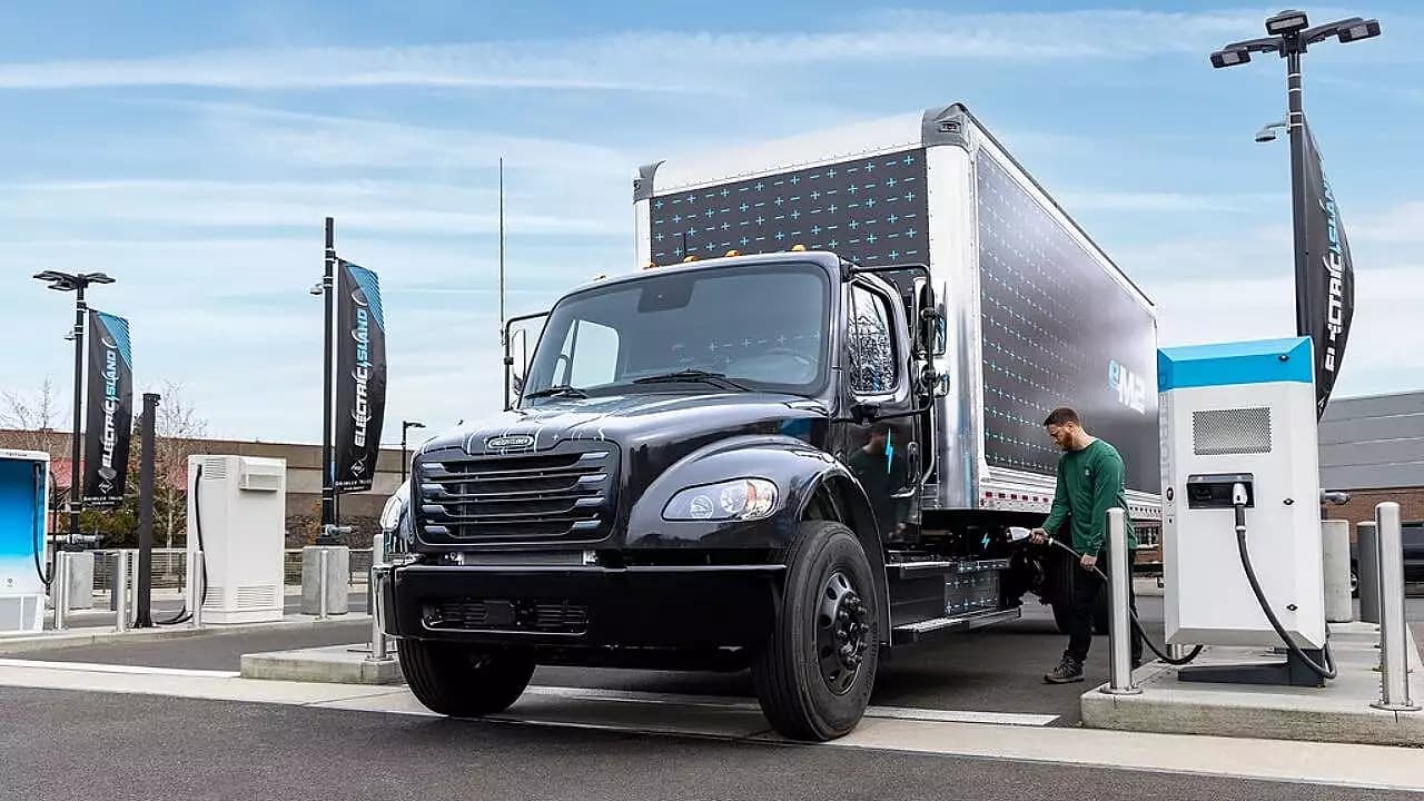 dailmer_truck_1a1067e2d4.webp