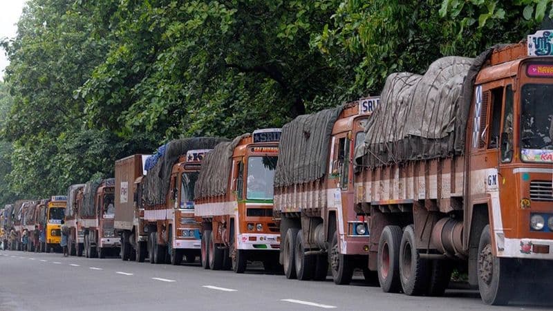 All public and private vehicles must have emergency panic buttons - Karnataka truck_9d4fa98478.jpg