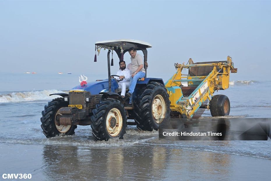 Maharashtra CM Eknath Shinde Drives a Tractor to Clean Juhu Beach CM_MH_34c29987bd.jpg