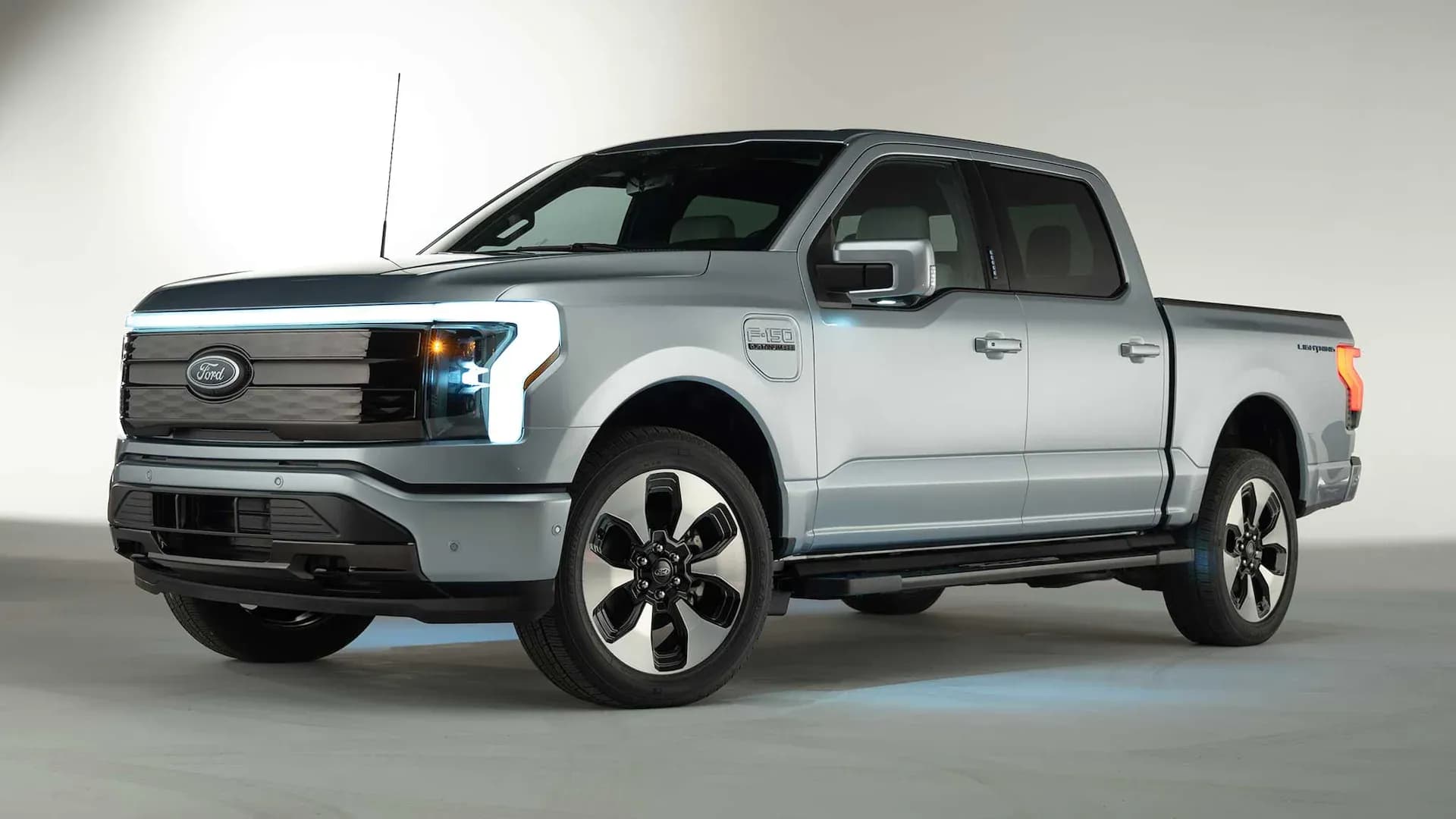 Ford-F-150-Lightning-cmv360.com.jpg