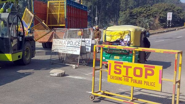किसानों के विरोध के बीच हरियाणा-दिल्ली सीमा पर धारा 144 लागू Shambhu_border_Punjab_1707702413751_1707702414066_937b13ed90.avif