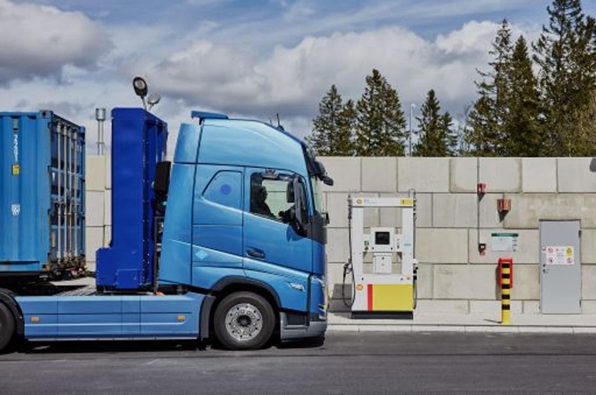 Volvo Trucks plans to begin customer testing of hydrogen fuel cell trucks in 2025. Volvo_2_8919d41c62.jpg