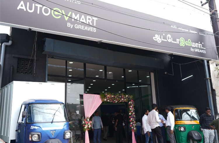 ग्रीव्स रिटेल ने चेन्नई में AutoEVmart के पहले 'मास्टर डिस्ट्रीब्यूटर आउटलेट' का उद्घाटन किया greaves_retail_show_room_f021fa678a.png