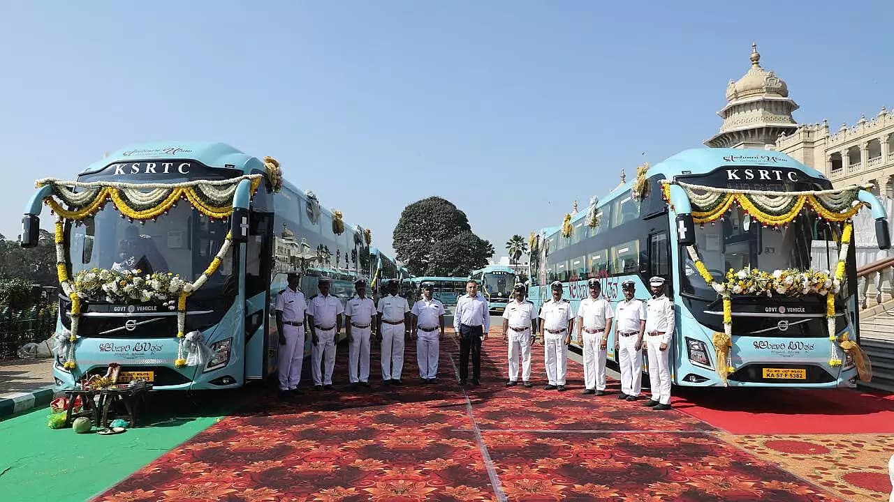 वोल्वो बस इंडिया कर्नाटक स्टेट रोड ट्रांसपोर्ट कॉर्प को वोल्वो 9600 स्लीपर बसों की 20 यूनिट प्रदान करती है volvo_buses_3727c1cdd3.webp