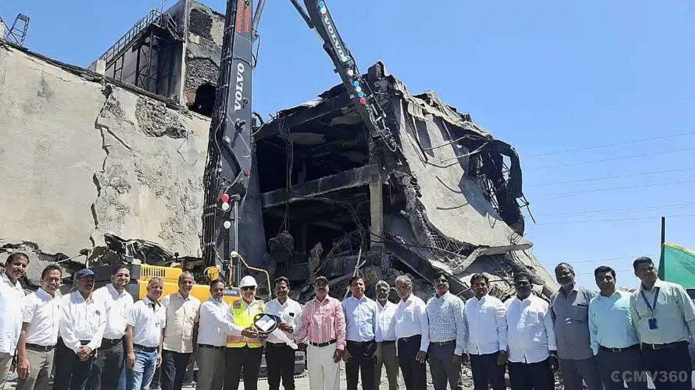 Volvo CE Delivers High-Reach Excavator to USS in Hyderabad Volvo CE Delivers High-Reach Excavator to USS